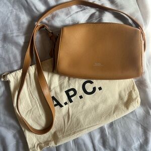A.P.C. Crossbody Bag


*comes with dust bag*